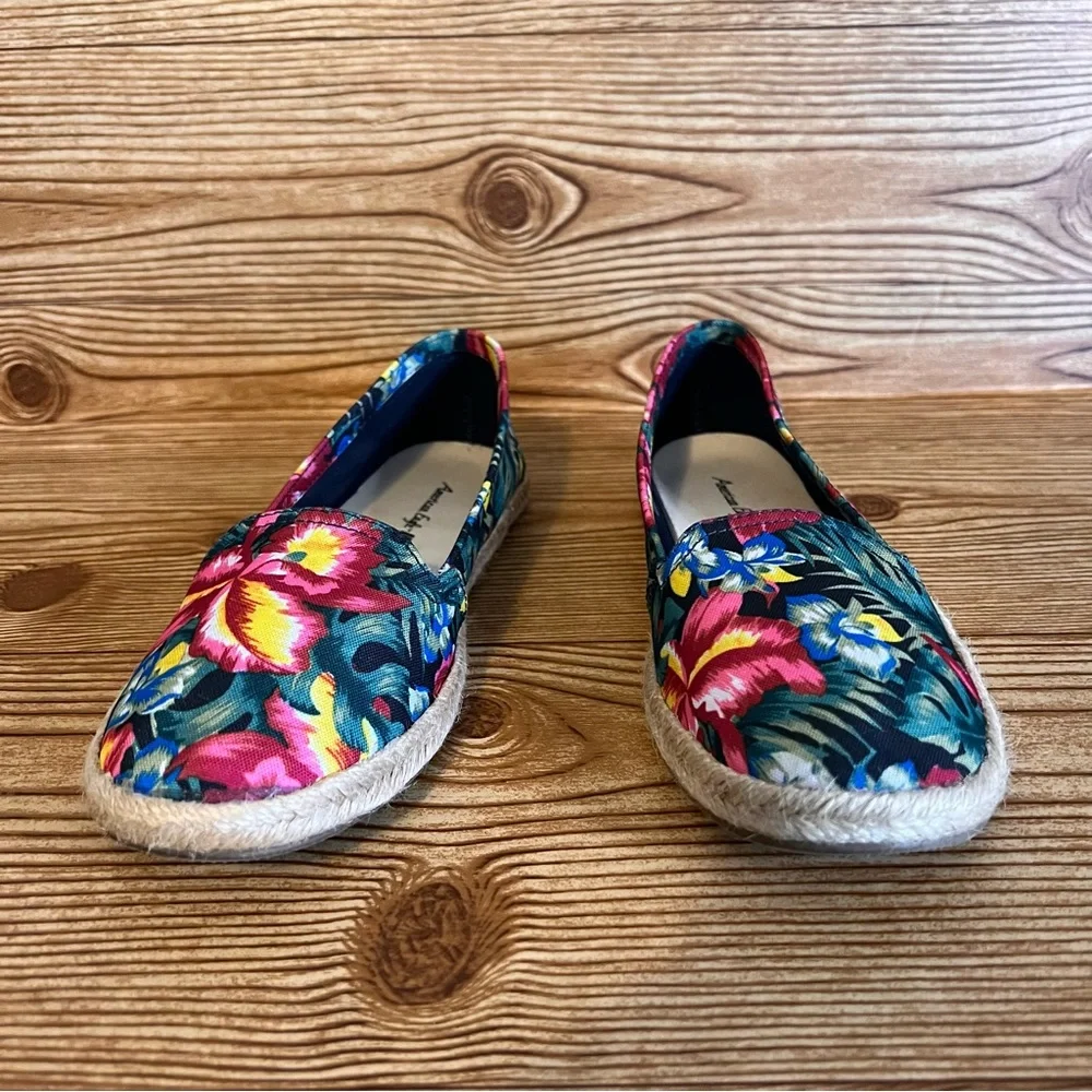 American Eagle Size 6.5 Floral Slip On Canvas Flat Shoes Closed Toe